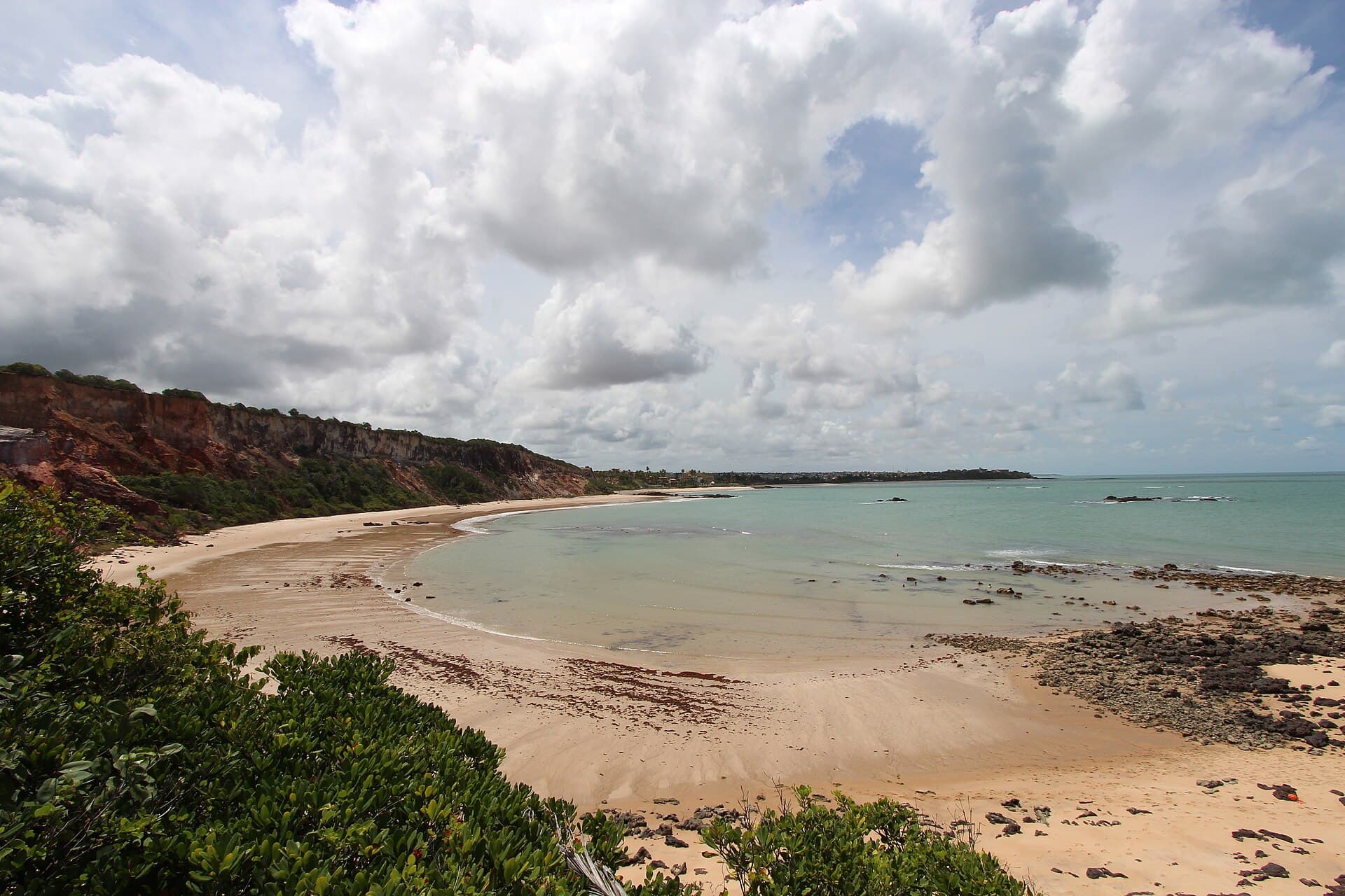 Praia de Tabatinga no litoral sul da Paraíba
